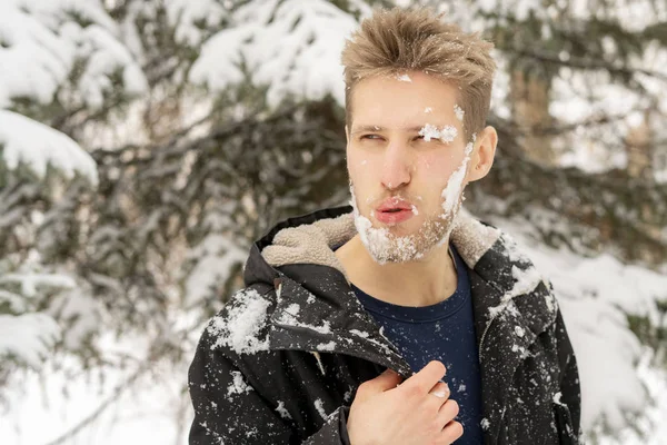 Fechar o retrato do homem aqueça e aqueça as mãos perto da boca ao ar livre em um dia de inverno f — Fotografia de Stock