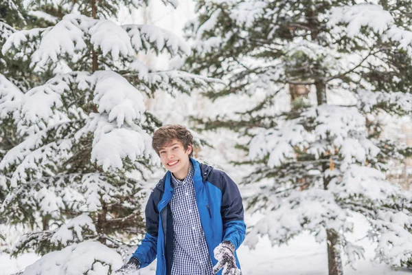 Jovem masculino adolescente retrato no parque florestal durante inverno temporada f — Fotografia de Stock