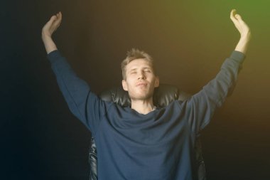 çekici erkek geri karanlık rahat koltukta, yalın ve onun silah b streç