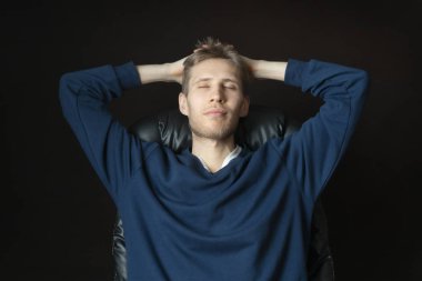 çekici erkek geri karanlık rahat koltukta, yalın ve onun silah b streç