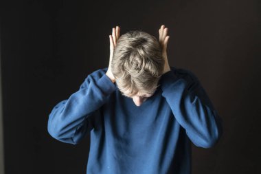 Genç erkek irritative gürültü f kulakları koruyan vurguladı