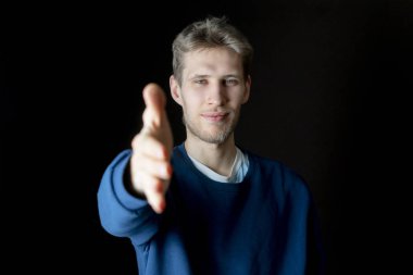 onun eski arkadaşı b karşılamak için bir el sıkışma veren yakışıklı erkek