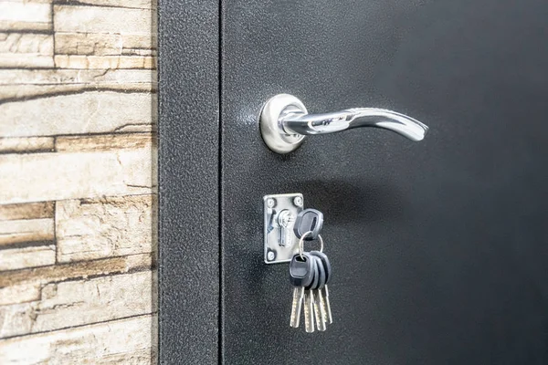 Close up photo of house key sticking in new flats door m — Stock Photo, Image