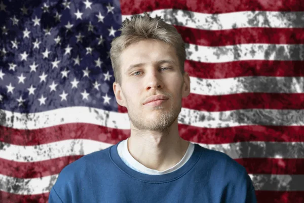 Komea amerikkalainen opiskelija seisoo Amerikan lipun taustalla b — kuvapankkivalokuva