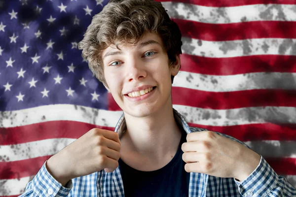 Knappe Amerikaans college student staande op de Amerikaanse vlag achtergrond b — Stockfoto