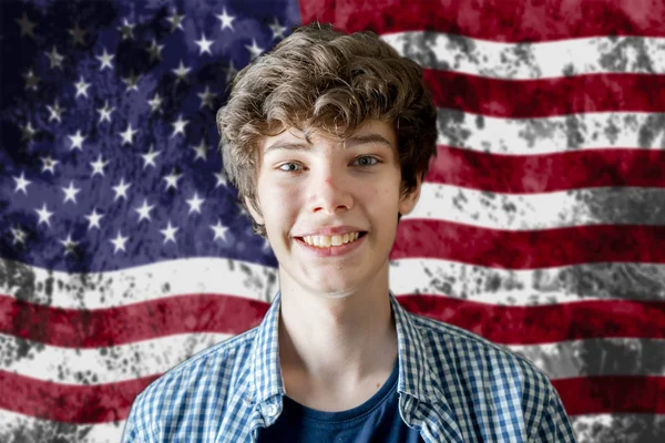 Knappe Amerikaans college student staande op de Amerikaanse vlag achtergrond b — Stockfoto