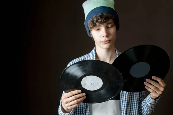 Mannelijke hipster vintage vinyl houdt in zijn hand en dromen over muziek — Stockfoto