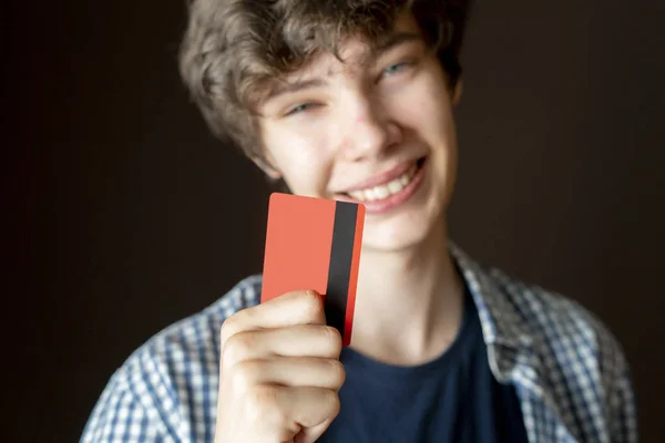 Ung Hane Håll Kreditkort Och Drömmer Att Spendera Pengar — Stockfoto