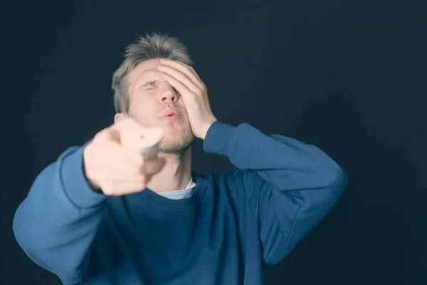 Espantado jovem masculino assistindo programa de tv e sendo surpreendido b — Fotografia de Stock