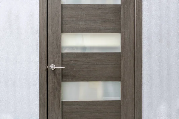 Foto de primer plano del nuevo catálogo de puertas de madera en la tienda del constructor b —  Fotos de Stock