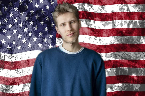Komea amerikkalainen opiskelija seisoo Amerikan lipun taustalla b — kuvapankkivalokuva