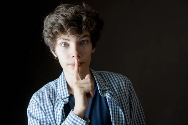 Knappe man zijn vinger op de lippen in totaal stil te houden — Stockfoto