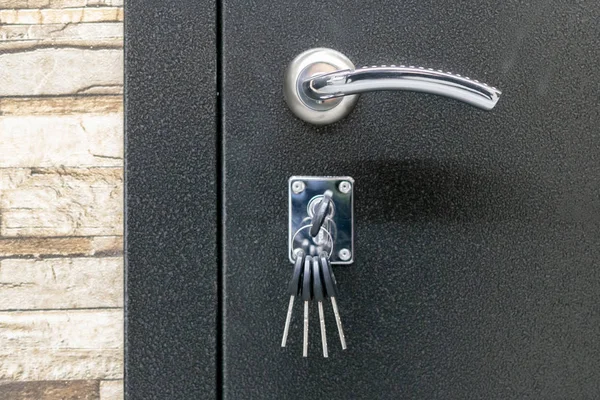 Close up photo of house key sticking in new flats door b — Stock Photo, Image