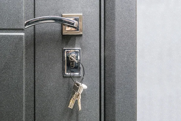 Close up photo of house key sticking in new flats door m — Stock Photo, Image