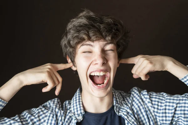 Jovem estressado masculino protegendo seus ouvidos de barulhos irritantes altos f — Fotografia de Stock