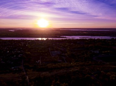Mor vionet gün batımı gökyüzü ve nehir hava atış