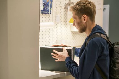 adam açılış klasör ile tablo f oturma kağıtları