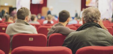 İnsanlar üzerinde bir iş conferece salonu. oturma ve f izlerken kişi geri