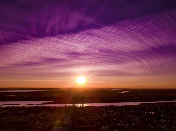 Roxo vioneta pôr do sol céu e rio tiro aéreo f — Fotografia de Stock