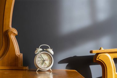 Sabahleyin komodinin üzerinde beyaz retro alarm saati