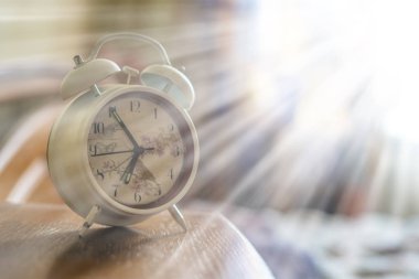 Sabahleyin komodinin üzerinde beyaz retro alarm saati
