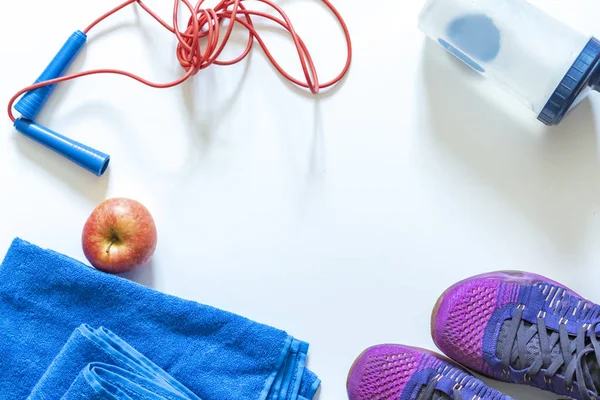 ip atlama spor ayakkabı ve havlu elma ve insan bacaklar b gibi düz yatıyordu spor salonu ekipman