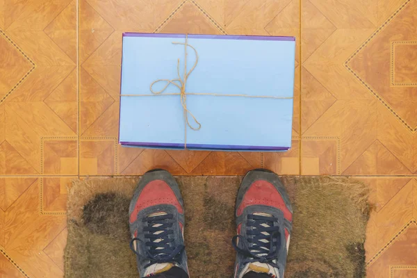 Новый деликатесный сверток лежал перед ногами в помещении на полу. — стоковое фото