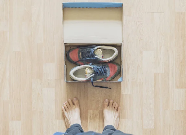 Пара новых ботинок в коробке из-под обуви на деревянном полу — стоковое фото