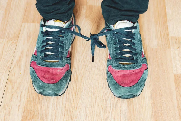 Schuhe Schnürsenkel aneinander gebunden am Aprilscherz b — Stockfoto