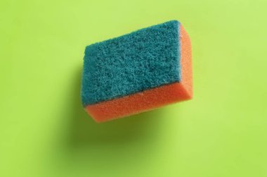 B arka planında izole edilmiş bulaşık yıkamak için sünger