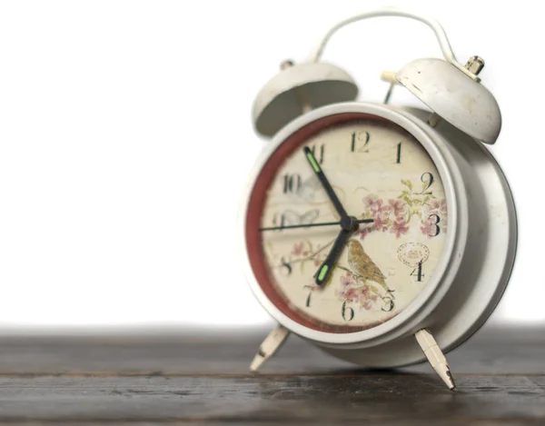 Relógio de alarme retro branco idolatrado no fundo colorido na superfície de madeira b — Fotografia de Stock