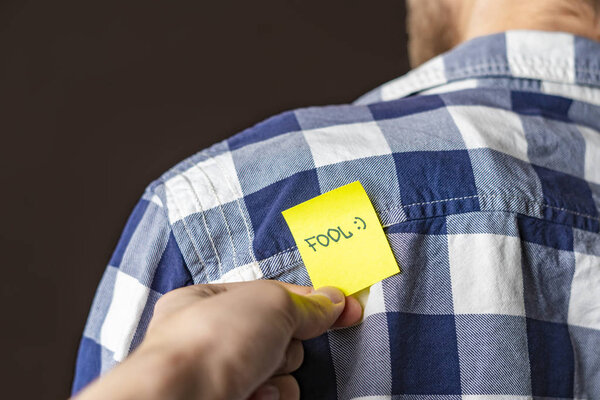 Рука клей желтый удар меня наклейка на лиц обратно в aprill дурака день б
