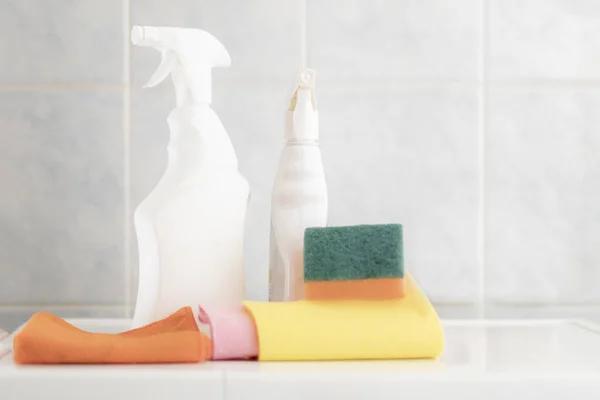 Çamaşırhanede ev temizlik malzemeleri var. — Stok fotoğraf