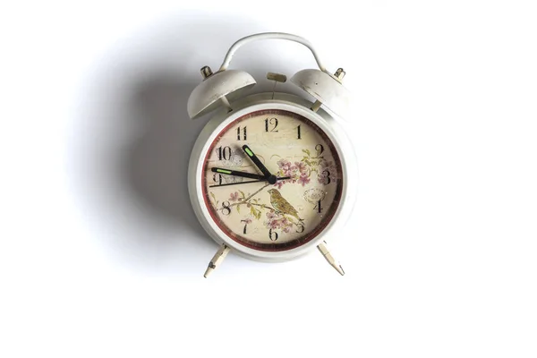 Relógio de alarme retro branco idolatrado no fundo colorido na superfície de madeira b — Fotografia de Stock