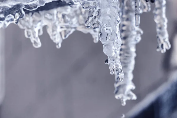 Icicles brilham contra o céu e raios de sol b — Fotografia de Stock