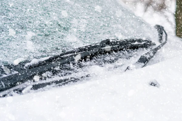 Frente de carro branco coberto de neve na temporada de inverno b — Fotografia de Stock