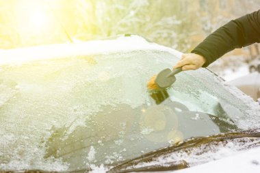 Kış sezonunda kar ve buz cam temizleme el