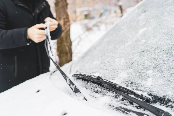 Frente de carro branco coberto de neve na temporada de inverno b — Fotografia de Stock