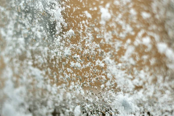 Закрыть окно, покрытое снегом и ледяной текстурой — стоковое фото