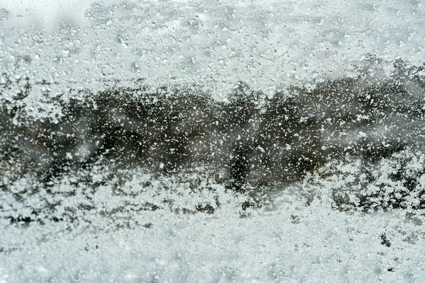 Fechar a janela coberta de neve e textura de gelo fundo n — Fotografia de Stock