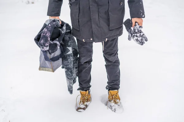 Homem andando em tempo nevado vestindo botas e roupas quentes b — Fotografia de Stock