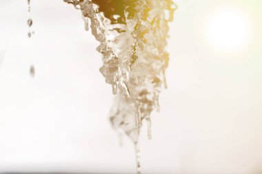 gökyüzü ve güneş ışınları b karşı buz sarkıtları ışıltı