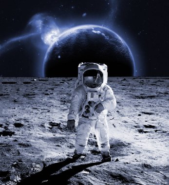 Astronot ayda yürür, kozmosit giyer. gelecek konsept