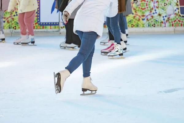 Mulher patinagem no gelo no ringue — Fotografia de Stock