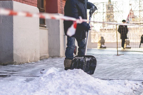 Adulto homem pá neve das ruas da cidade — Fotografia de Stock