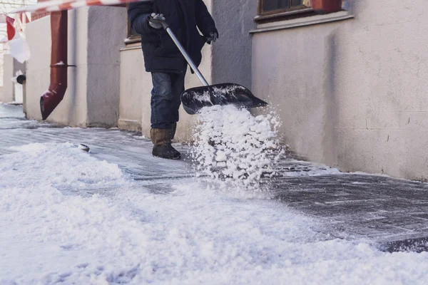 Adulto homem pá neve das ruas da cidade — Fotografia de Stock