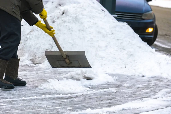 城市服务清洁街道从雪与特殊工具在降雪 d — 图库照片