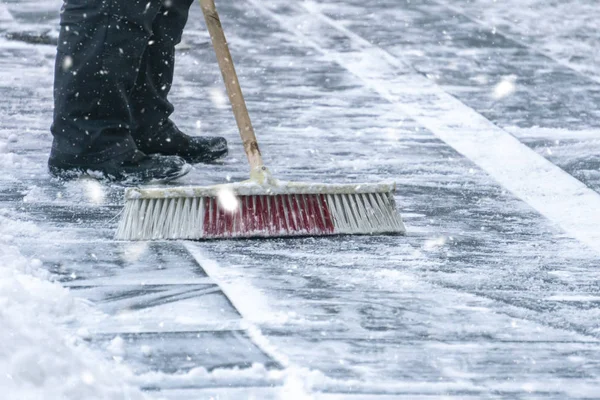 Serviço de cidade limpeza ruas de neve com ferramentas especiais após a queda de neve b — Fotografia de Stock