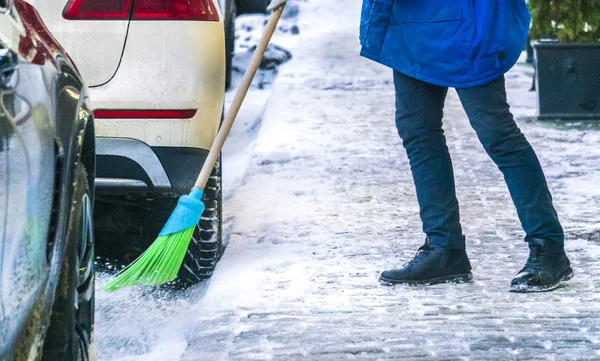 Serviço de cidade limpeza ruas de neve com ferramentas especiais após a queda de neve b — Fotografia de Stock