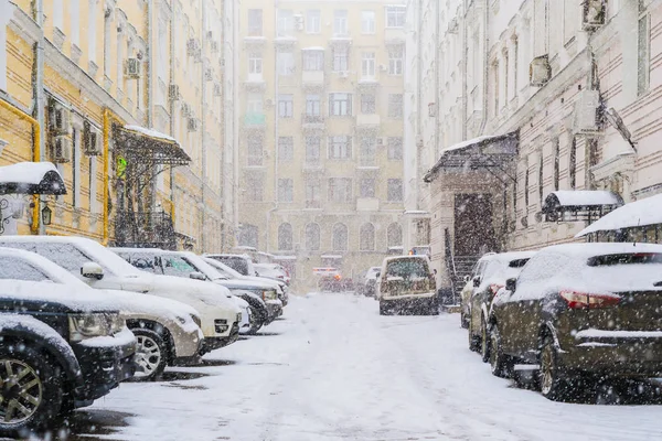 Припарковані автомобілі вкриті снігом в міському районі міський пейзаж f — стокове фото